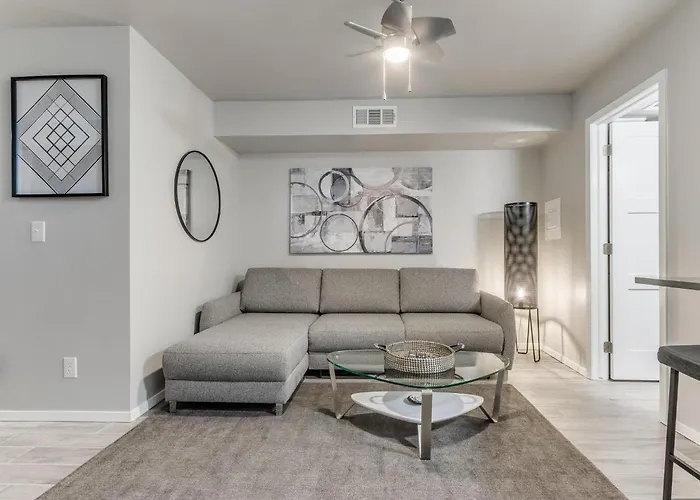 Quiet Modern Heavenly Paradise Love And Balcony Near Lake, Mall, Food, Entertainment!