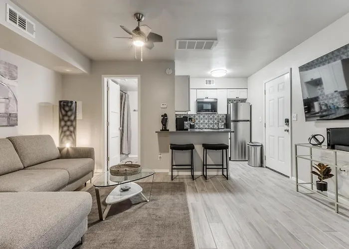 Quiet Modern Heavenly Paradise Love And Balcony Near Lake, Mall, Food, Entertainment!