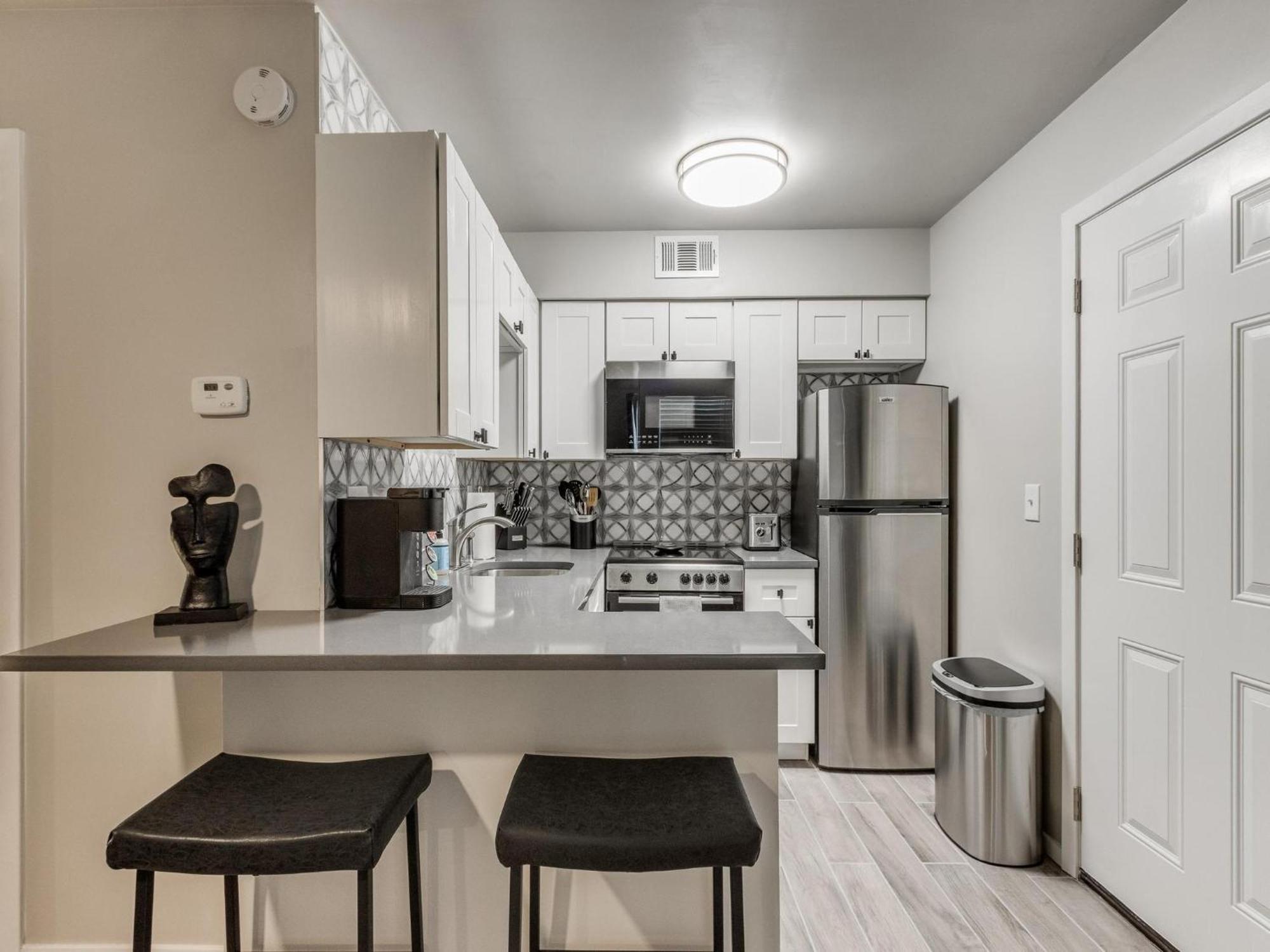 Quiet Modern Heavenly Paradise And Balcony Near Lake, Mall, Food, Entertainment! Appartement *