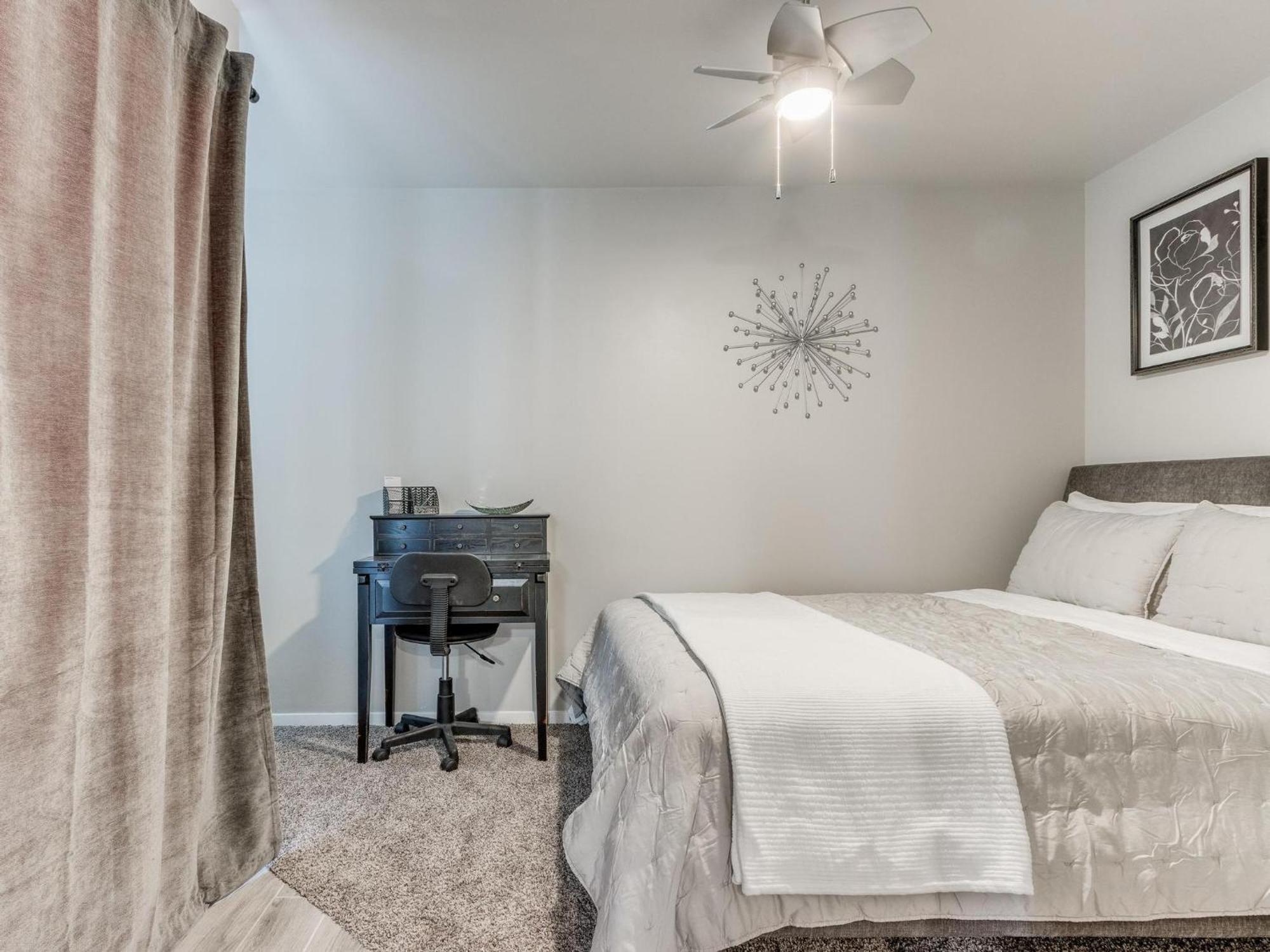 Quiet Modern Heavenly Paradise And Balcony Near Lake, Mall, Food, Entertainment!