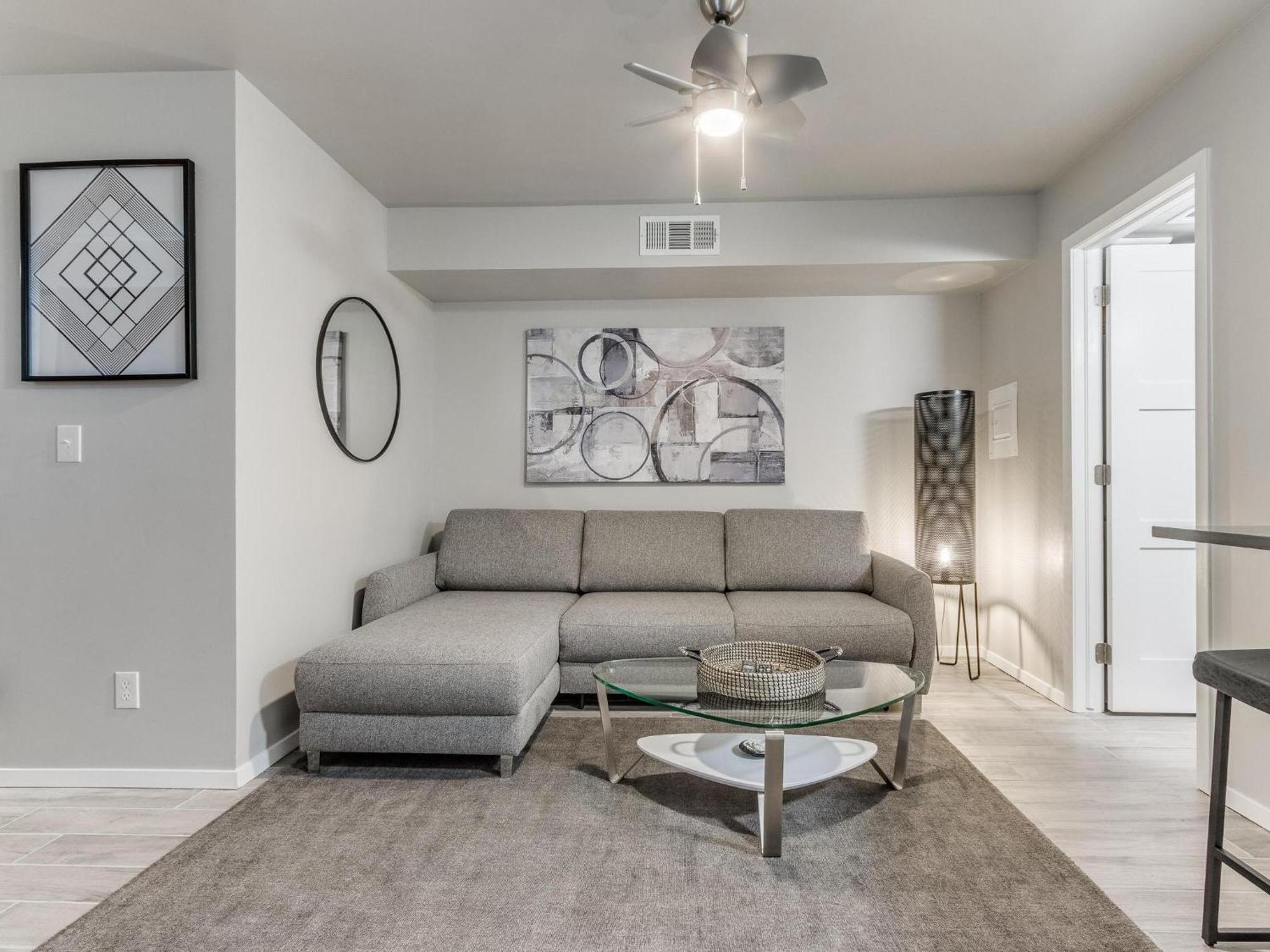 Quiet Modern Heavenly Paradise And Balcony Near Lake, Mall, Food, Entertainment! Oklahoma City