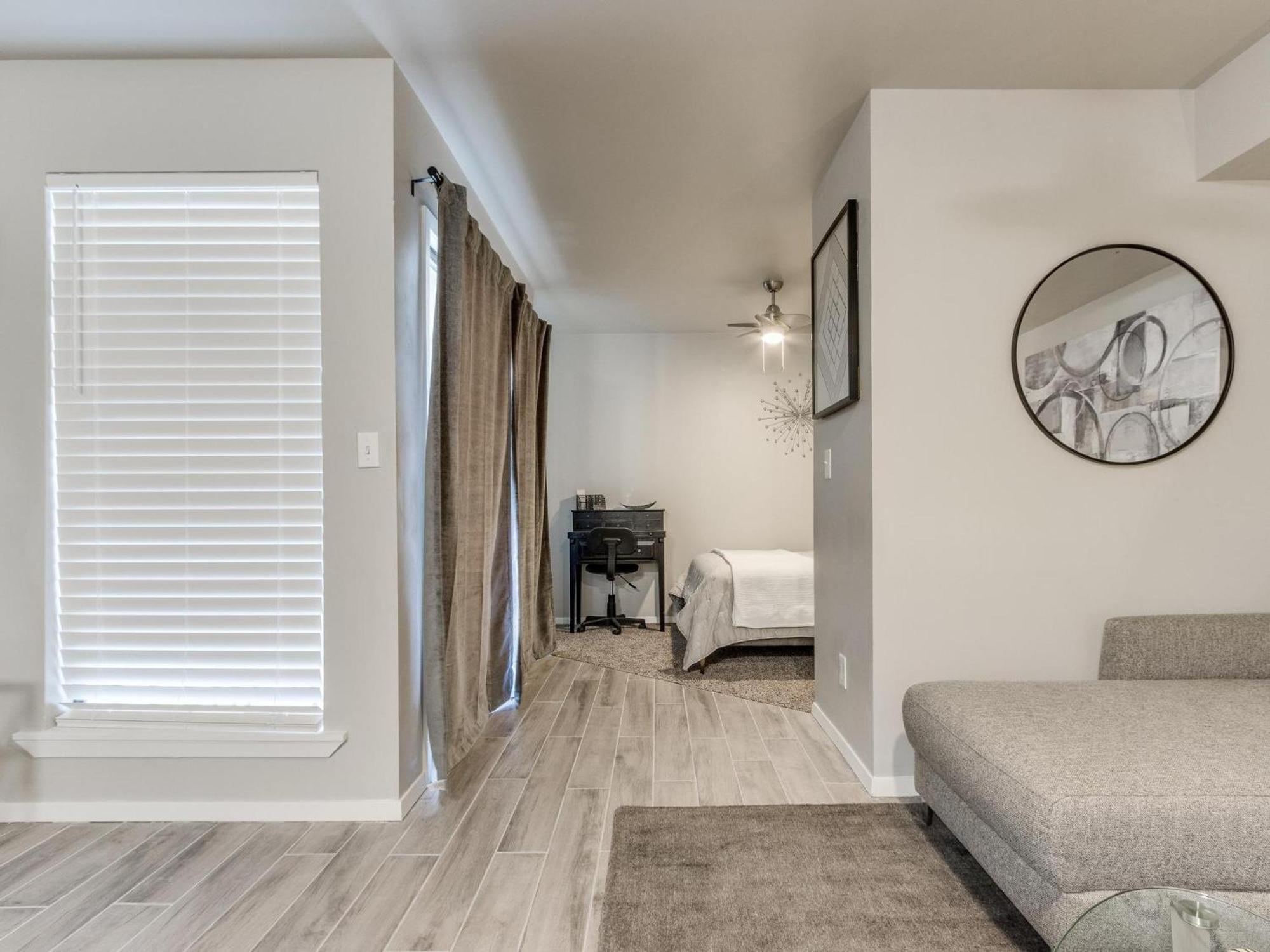 Quiet Modern Heavenly Paradise And Balcony Near Lake, Mall, Food, Entertainment! * Oklahoma City
