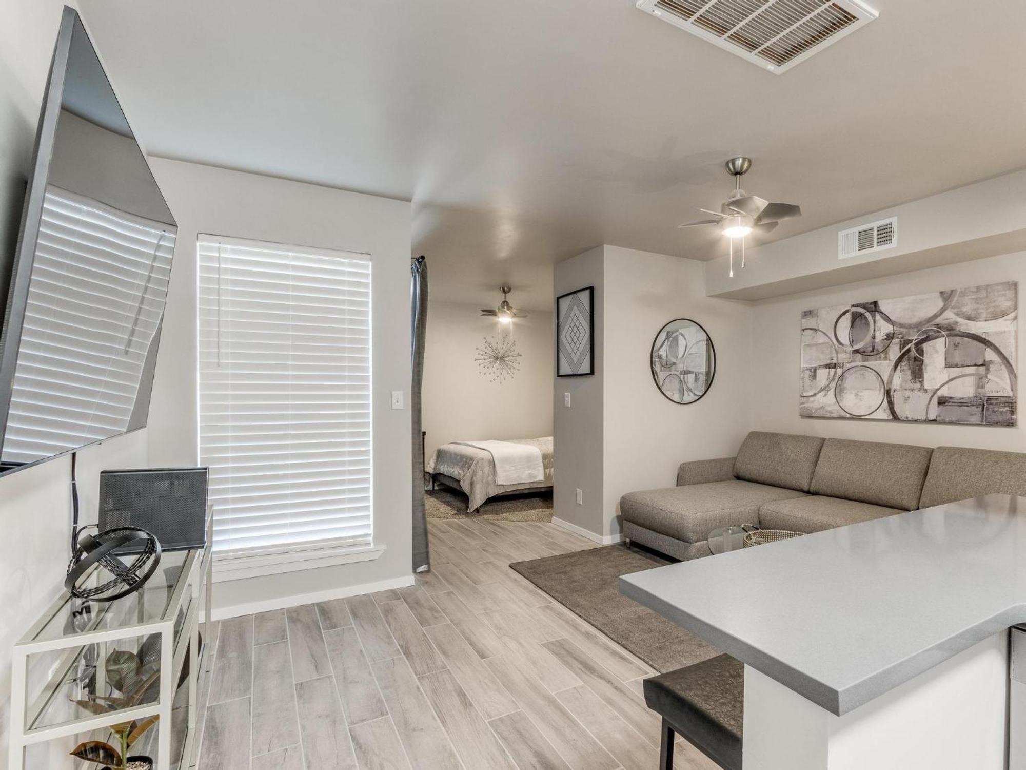 Quiet Modern Heavenly Paradise And Balcony Near Lake, Mall, Food, Entertainment!