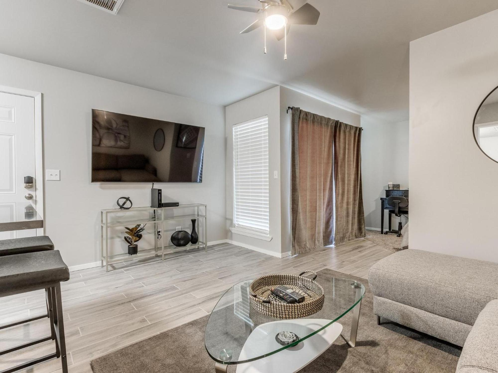 Quiet Modern Heavenly Paradise And Balcony Near Lake, Mall, Food, Entertainment!