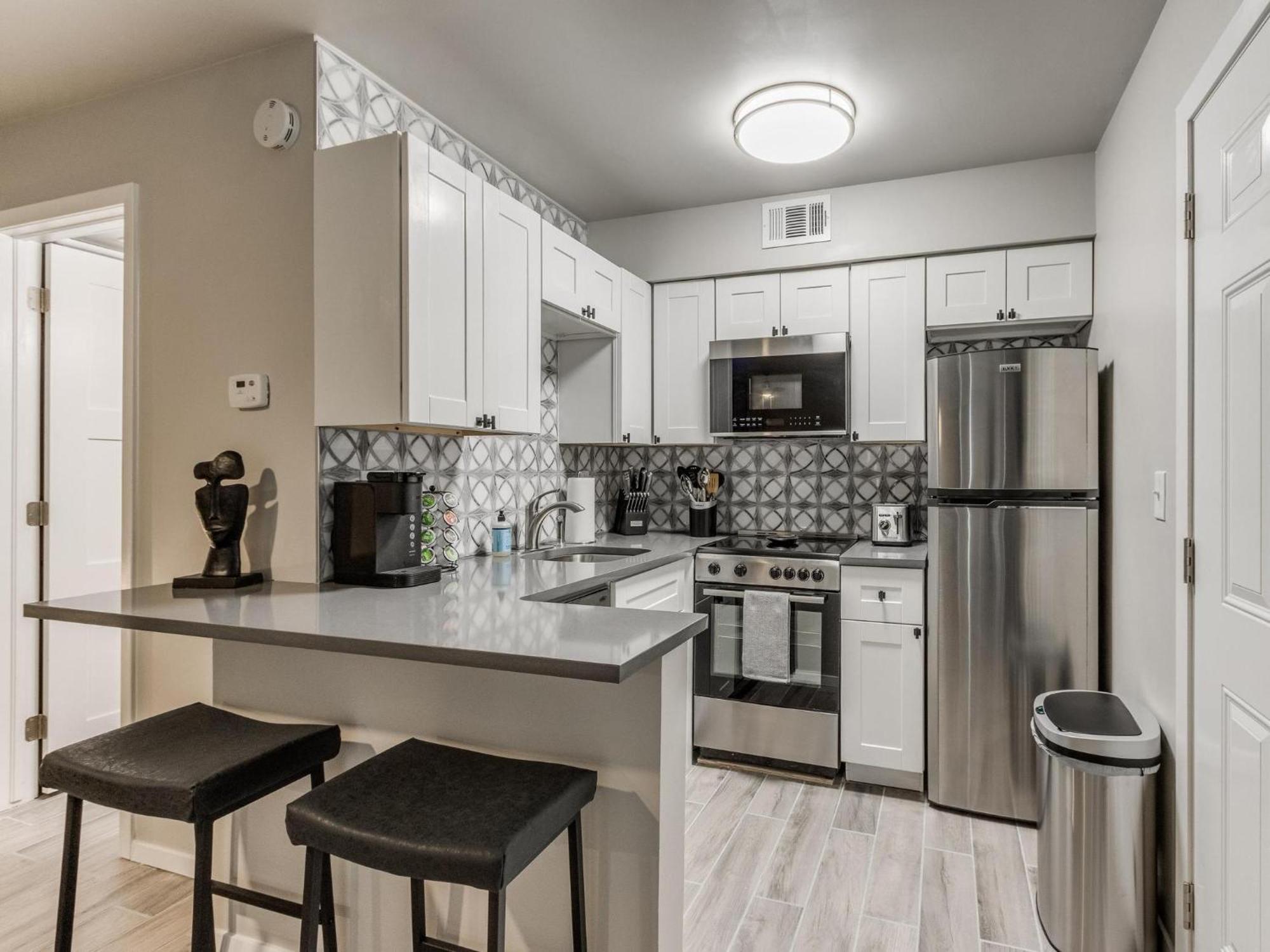 Quiet Modern Heavenly Paradise And Balcony Near Lake, Mall, Food, Entertainment! *
