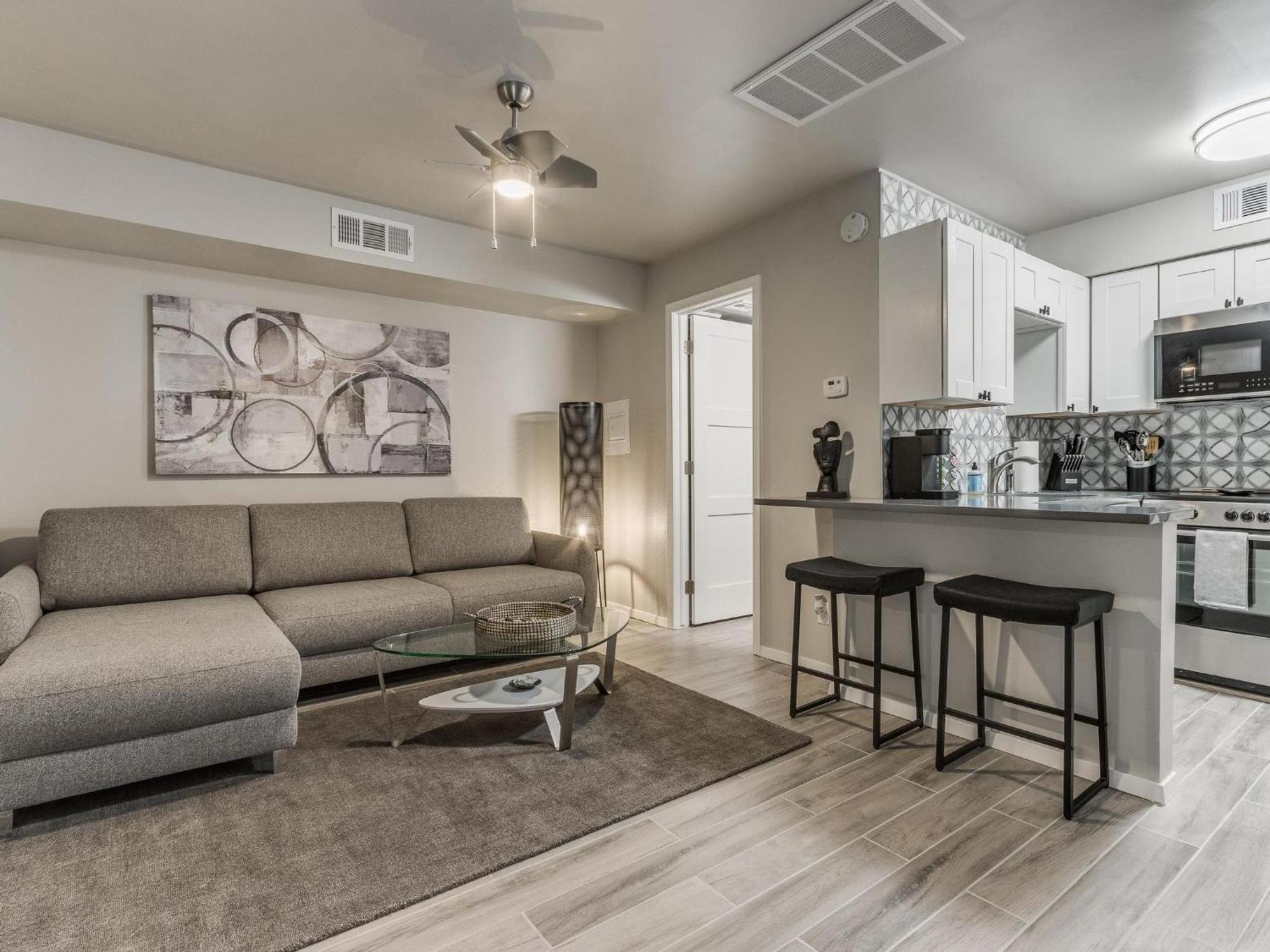 Quiet Modern Heavenly Paradise And Balcony Near Lake, Mall, Food, Entertainment! * Oklahoma City